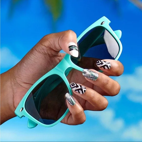 *Retired* Color Street: Costa Rica Escape | Island Geometric Summer Palm White - Picture 2 of 12